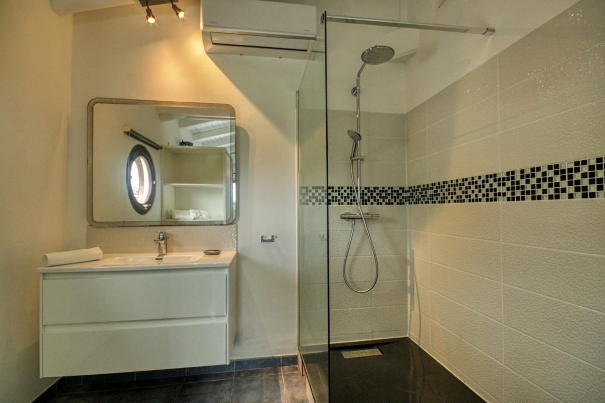 Location Appartement Martinique - Salle de douche chambre 1